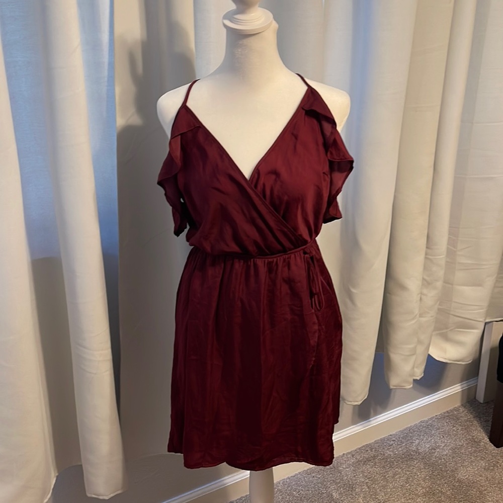 ❤️NWT CHARLOTTE RUSSE M BURGUNDY DRESS WITH OFF THE SHOULDER RUFFLE SLEEVES❤️